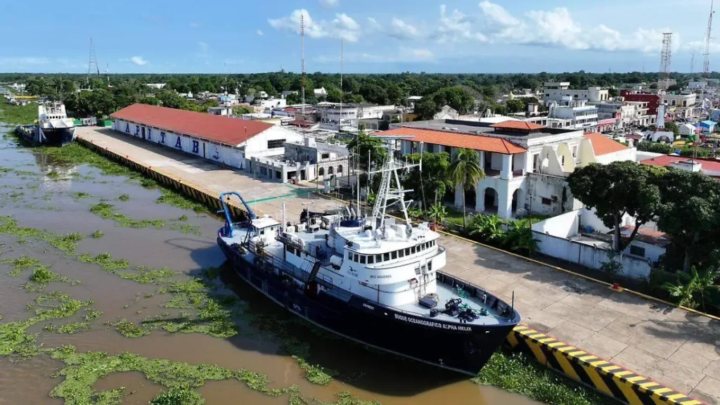 Atestigua Javier May relevo en la V Zona Naval